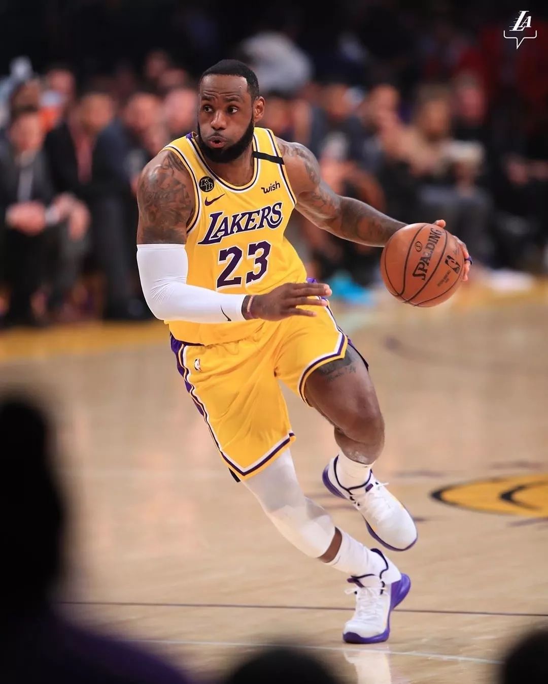 足球巴萨高层称将坚定走年轻化路线（巴萨高层表态：将坚定推进年轻化战略）