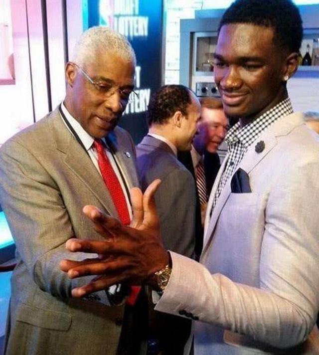 英超前瞻：布莱顿主场不败，小蜜蜂状态火热近5战4胜1负（英超前瞻：布莱顿主场延续不败，布伦特福德近5战4胜1负势头正猛）