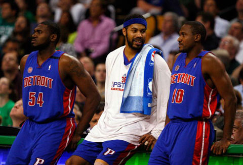 老将坚持打完最后一分钟（老将拼到终场最后一秒）