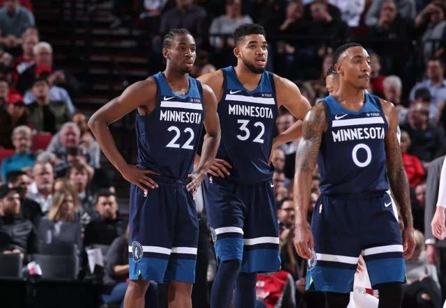 西甲半场：亚当斯闪击，索乌破门，塞维利亚2-0奥维耶多（西甲半场战报：亚当斯开场破门，索乌再下一城，塞维利亚2-0领先奥维耶多）