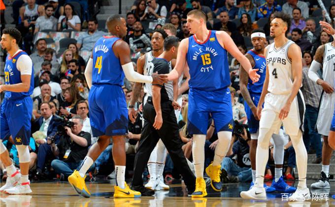 媒体人：今天见了保罗 还是特别自律 早上跑步&准时赴约&精神很好（媒体人称今日与保罗见面：他依旧非常自律，清晨跑步、准时赴约，精神饱满）