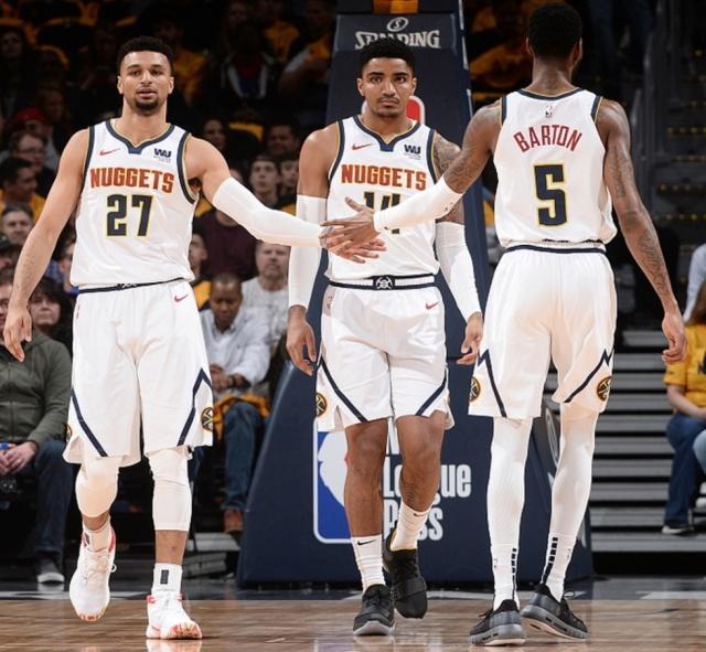 马上41岁了！詹姆斯逆天一球：迎着申京和亚当斯滞空拉杆高难度得分（快41岁的詹姆斯上演神迹一球：顶着申京和亚当斯滞空拉杆完成高难度得分）