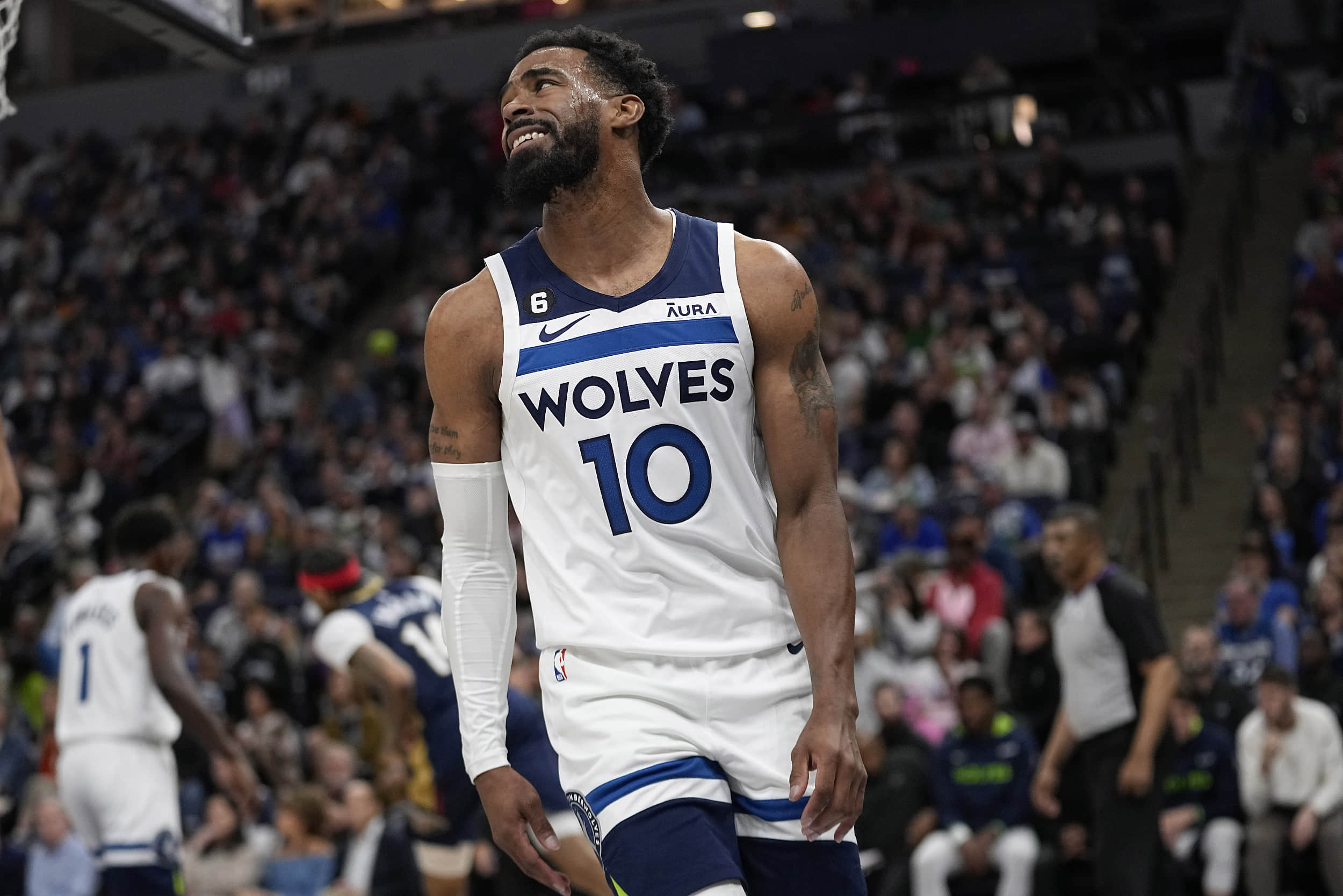 主控角色！波杰姆斯基先是妙传助攻巴特勒 随后个人连得5分（掌控全场！波杰姆斯基先献妙传助攻巴特勒，随后连续砍下5分）