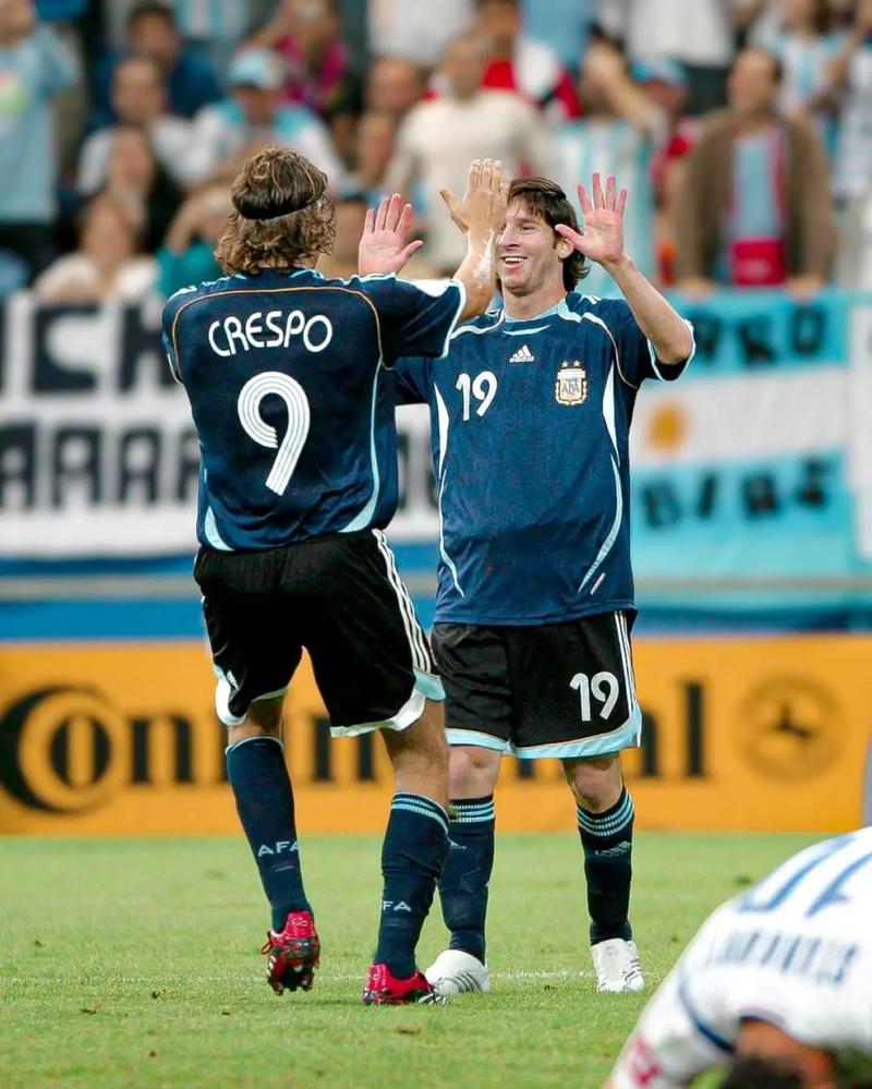 罗伊斯重返多特主场，俱乐部官方社媒发文欢迎（多特官方社媒发文：欢迎罗伊斯回归主场）