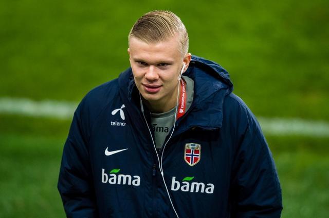 一家人整整齐齐！曼联官方晒25／26赛季合影：男女全队出镜（曼联发布25／26赛季全家福：男女一线队齐齐出镜）